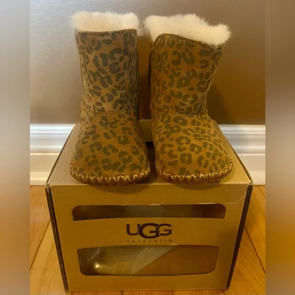 Baby girl uggs size 4 2025